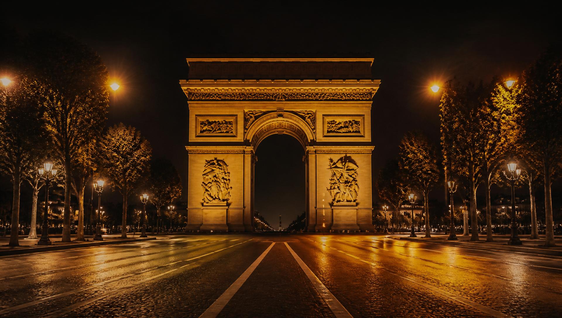 Arc de Triomphe illuminé la nuit, à quelques pas de Maya Lounge